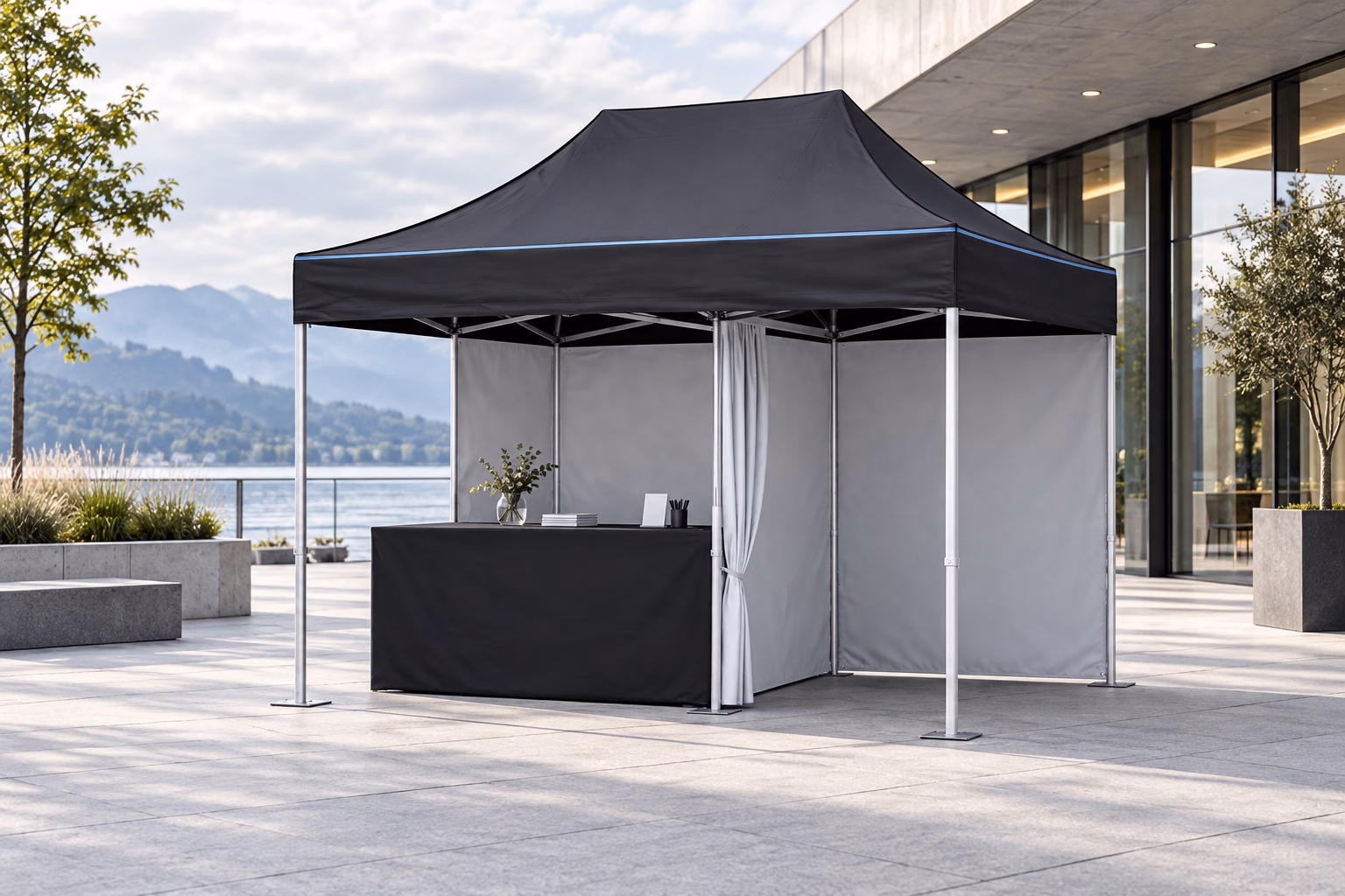 Schwarzes Profi-Faltzelt mit Seitenwänden, Vorhang und Theke auf einer Terrasse am See